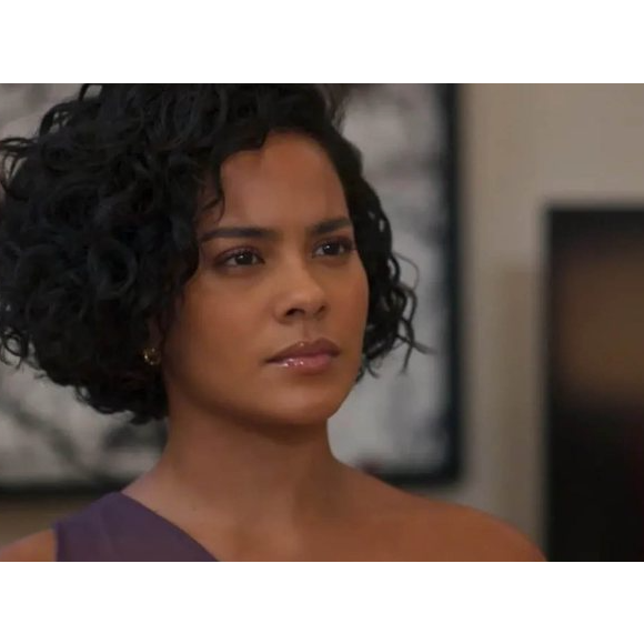 Odete Roitman (Debora Bloch) não gosta da postura de Fátima (Bella Campos), e vai tirar satisfações com a nora, nos próximos capítulos da novela 'Vale Tudo'.