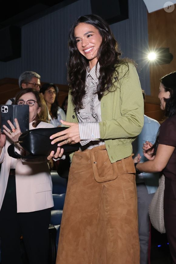 Bruna Marquezine é fã de marrom: atriz já mostrou ser fashionista ao escolher look com camisa social listrada, blazer e saia midi em tonalidade mais terrosa, boa para o Outono 2026.