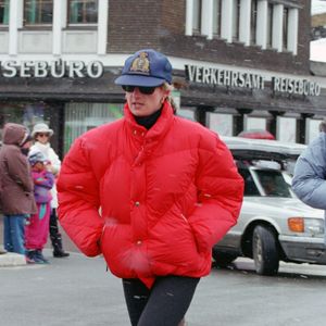 Já em uma viagem à Áustria, ela apostou em uma versão no tom caramelo, combinada com casaco puffer, reforçando a versatilidade do modelo em diferentes ocasiões