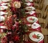 Natal da família Justus: a mesa do almoço foi ornamentada com arranjos florais exuberantes em tons de vermelho e vinho, e louça floral com detalhes dourados