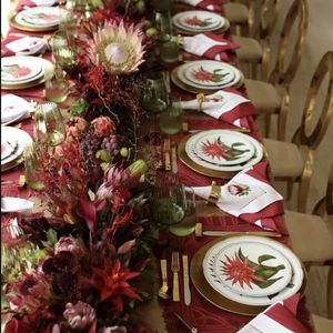 Natal da família Justus: a mesa do almoço foi ornamentada com arranjos florais exuberantes em tons de vermelho e vinho, e louça floral com detalhes dourados