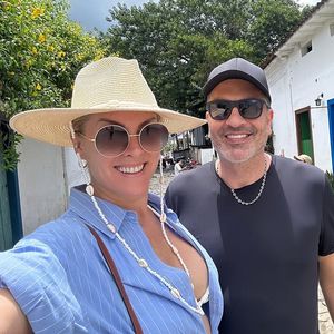 Ana Hickmann, Edu Guedes, Alezinho, filho da apresentadora com Alexandre Costa, e Maria Eduarda, filha de Edu Guedes, marcaram presença em Paraty no penúltimo dia do ano.