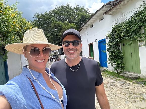 Ana Hickmann, Edu Guedes, Alezinho, filho da apresentadora com Alexandre Costa, e Maria Eduarda, filha de Edu Guedes, marcaram presença em Paraty no penúltimo dia do ano.