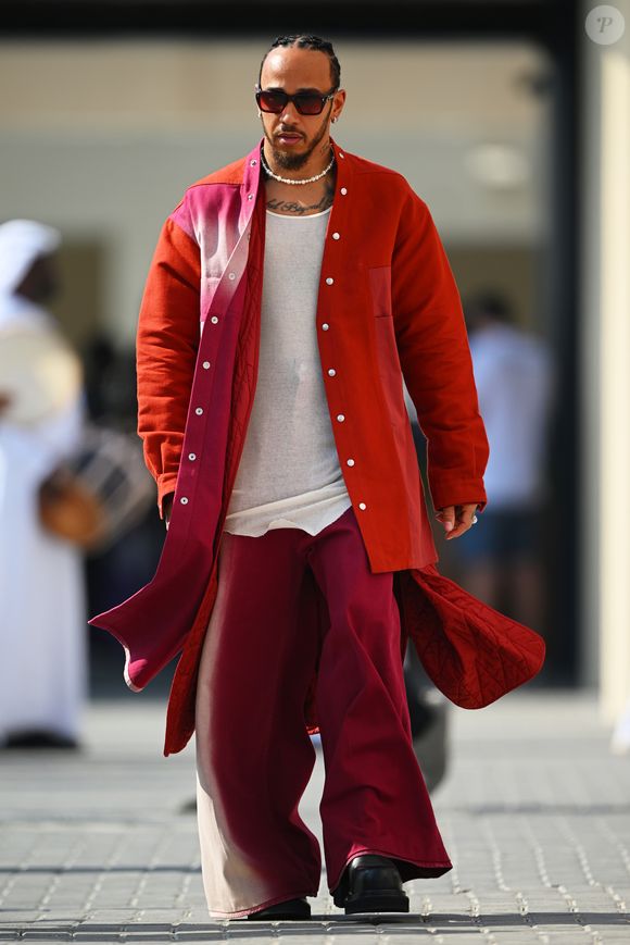 Fora delas, o britânico também é conhecido por sua paixão pela moda e, principalmente, por carros de luxo e design sofisticado.