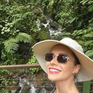 Sandy postou registros de uma série de passeios bucólicos sem revelar o destino, mas pelas imagens, muita gente apostou que seria na Costa Rica