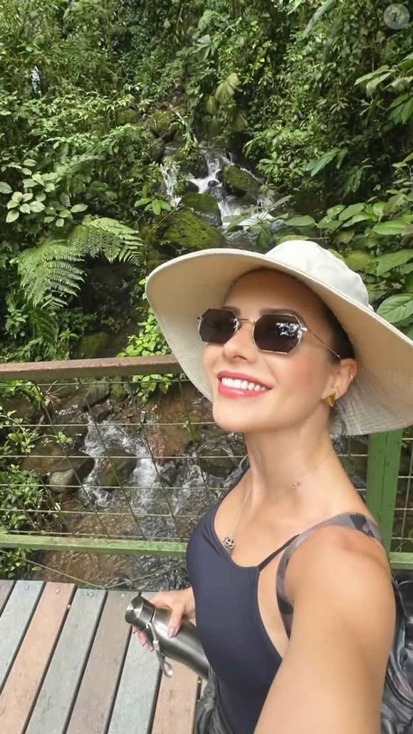 Sandy postou registros de uma série de passeios bucólicos sem revelar o destino, mas pelas imagens, muita gente apostou que seria na Costa Rica