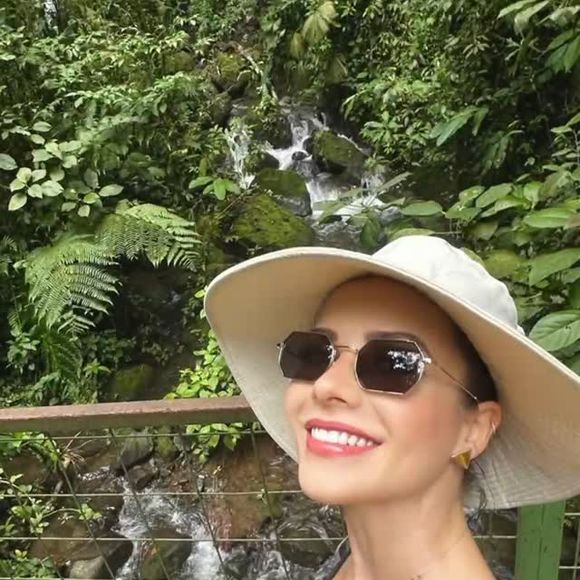 Sandy postou registros de uma série de passeios bucólicos sem revelar o destino, mas pelas imagens, muita gente apostou que seria na Costa Rica