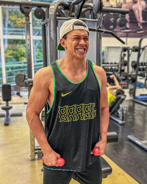 Apesar da super força, Cocielo não dispensava as piadinhas na academia - olha seus super halteres!