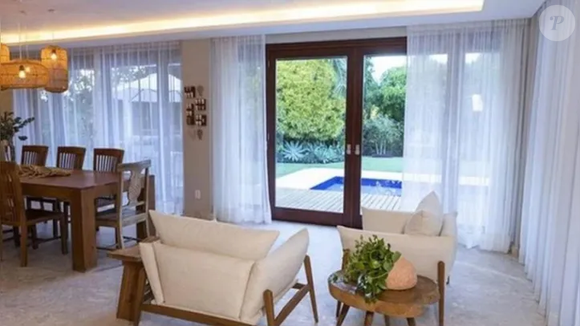 Situada em Praia do Forte, a propriedade ganhou enorme visibilidade nacional ao aparecer em uma live durante a pandemia, alimentando a curiosidade de fãs e de quem acompanha tendências de arquitetura e design.