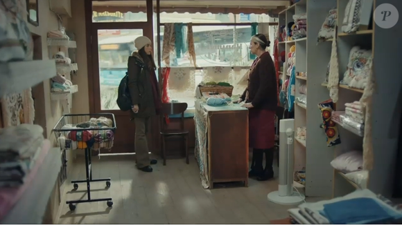 Zeynap passa a achar que a mãe, Gonul/'Senhora Pateta' à entregou à família de criação em troca de dinheiro, na novela 'Mãe', no capítulo de 27 de novembro de 2025, quinta-feira