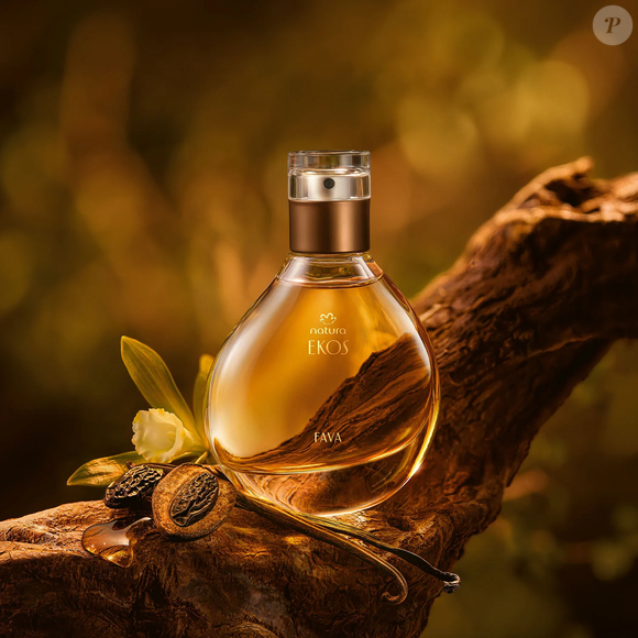 A fragrância Eau de Parfum Ekos Fava, da Natura, convida à prática do layering, ou perfumação em camadas, ao ser aplicada sobre a pele previamente hidratada com a linha corporal de Baunilha Amazônica
