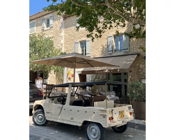 Localizada no coração da cordilheira dos Alpilles, Eygalières fica a cerca de dez quilômetros de Saint-Rémy-de-Provence e aproximadamente 30 quilômetros ao sul de Avignon.