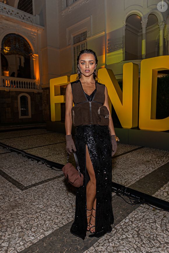 Bolsa marrom e luvas se destacaram no look de Rafa Kalimann para festa pelos 25 anos da bolsa baguete da Fendi