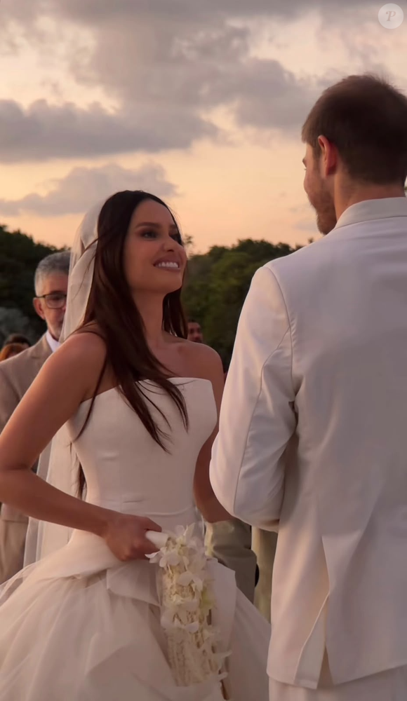 A cantora Juliette Freire e o atleta Kaique Cerveny celebraram o casamento em Pernambuco, com decoração inspirada no Nordeste, apresentações musicais e gastronomia regional