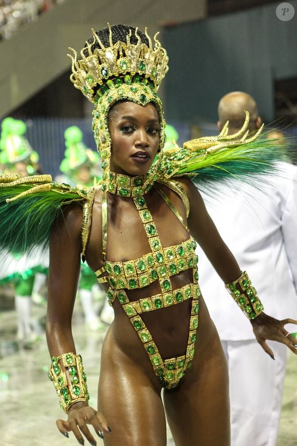 Carnaval 2020: Iza exibiu corpo em fantasia cavada e brilha como rainha de bateria da Imperatriz Leopoldinense na série A ro