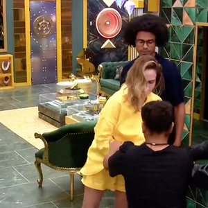 "Fala do meu pai de novo, seu desgraçado! Eu quase não entrei aqui por ele, seu filho da put*", disparou Ana Paula Renault enquanto amassava o chapéu