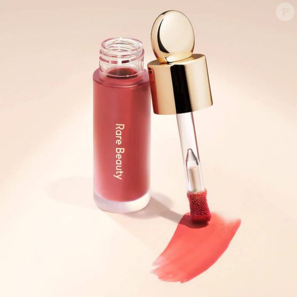 O blush em formato tint ganhou espaço por resistir mais ao suor e manter o efeito corado por horas: esse da Rare Beauty é bem pigmentado e ideal para quem ama visual romântico