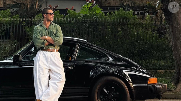 O gosto de Chay Suede por carros retrô começou cedo. Aos 18 anos, o ator comprou um Chrysler PT Cruiser zero quilômetro por causa do visual inspirado nos automóveis dos anos 1950