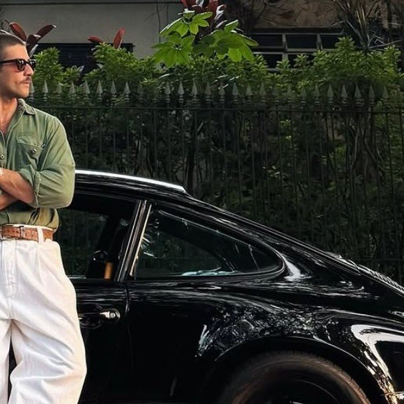 O gosto de Chay Suede por carros retrô começou cedo. Aos 18 anos, o ator comprou um Chrysler PT Cruiser zero quilômetro por causa do visual inspirado nos automóveis dos anos 1950