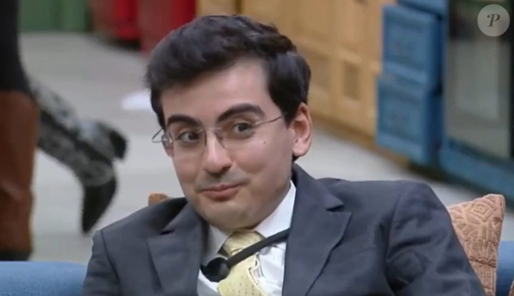 O carro dos ovos está passando': Internautas não pouparam o apresentador e transformaram o flagra de Dudu Camargo em 'A Fazenda 17' em uma enxurrada de memes e brincadeiras nas redes sociais