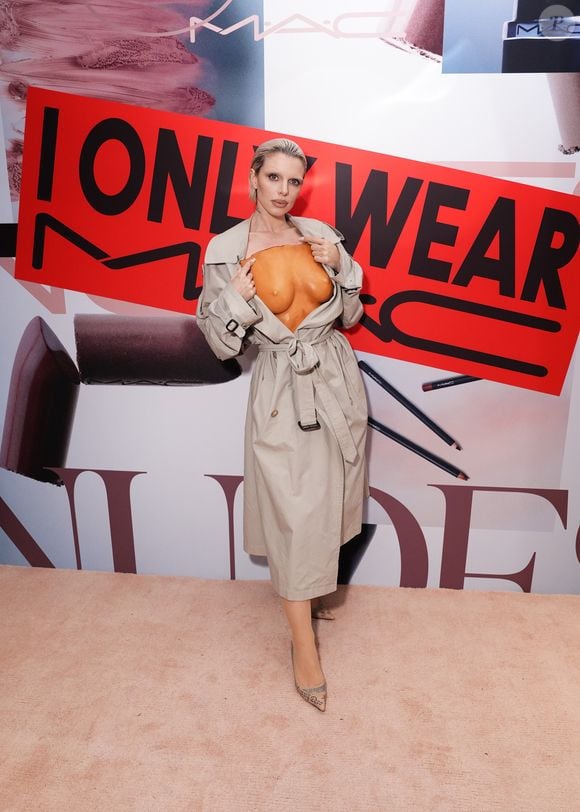 'Nudez' de Julia Fox chamou atenção em evento de grife em fevereiro de 2025