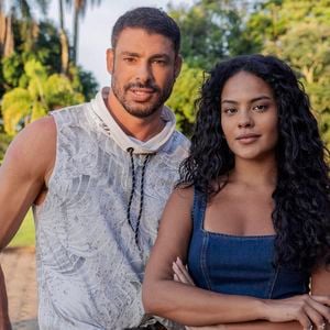 Tudo começou por que Cauã Reymond teria feito críticas à atuação de Bella Campos durante as gravações e a situação culminou em uma discussão no estacionamento dos Estúdios Globo, onde ela o confrontou sobre seus comentários.