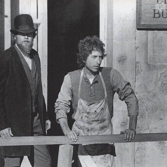 A frase de Bob Dylan convida a trocar a cobrança de manter o mesmo ritmo pela liberdade de escolher o que merece nossa atenção. Amadurecer também pode ser aprender a respeitar o próprio tempo