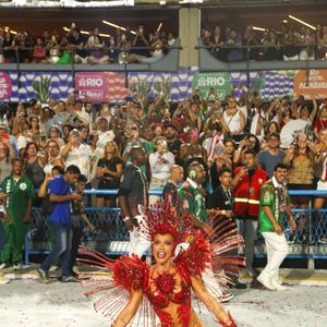 Virginia Fonseca encarou vaias na Sapucaí ao estrear como rainha de bateria da Grande Rio no Carnaval 2026