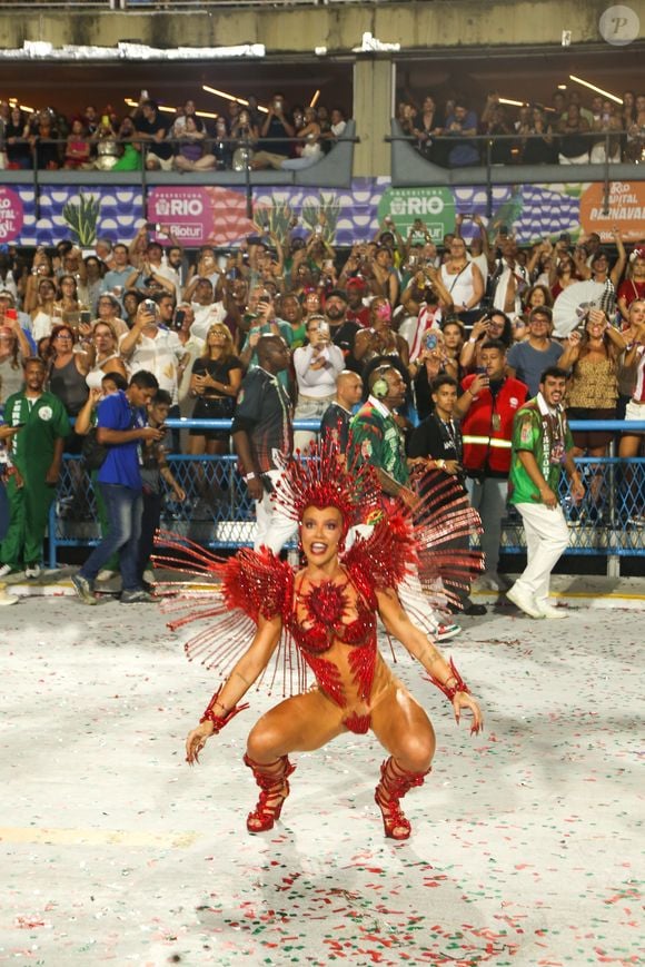 Virginia Fonseca encarou vaias na Sapucaí ao estrear como rainha de bateria da Grande Rio no Carnaval 2026