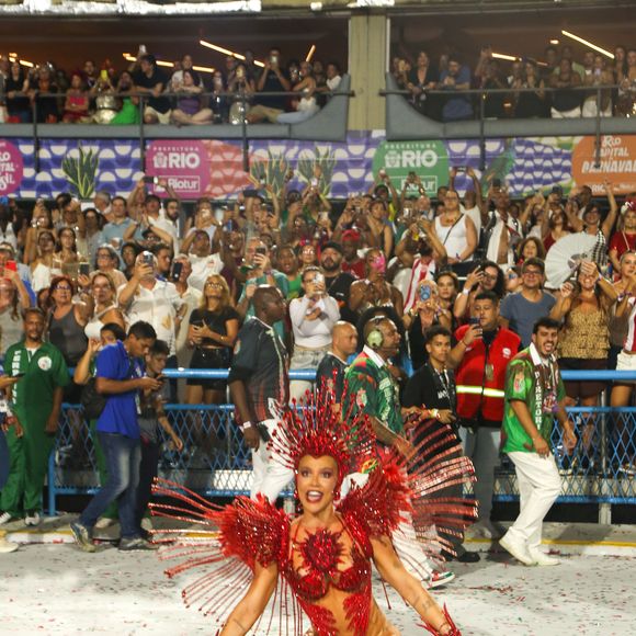 Virginia Fonseca encarou vaias na Sapucaí ao estrear como rainha de bateria da Grande Rio no Carnaval 2026