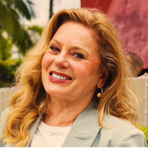 Vera Fischer, aos 74 anos, mora sozinha em um apartamento no bairro do Jardim Botânico, no Rio de Janeiro, e conserva uma relação aparentemente saudável com os filhos, Rafaela Fischer e Gabriel Camargo.