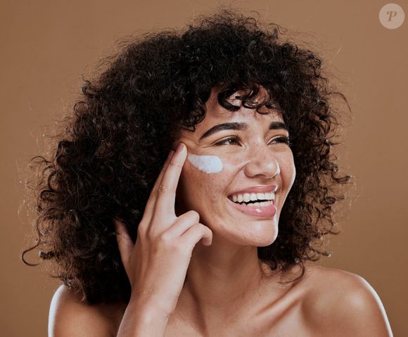 O inverno começa oficialmente amanhã, dia 21 de junho, no hemisfério sul e, com ele, chegam também as dúvidas (e os excessos) sobre como cuidar da pele nessa estação.