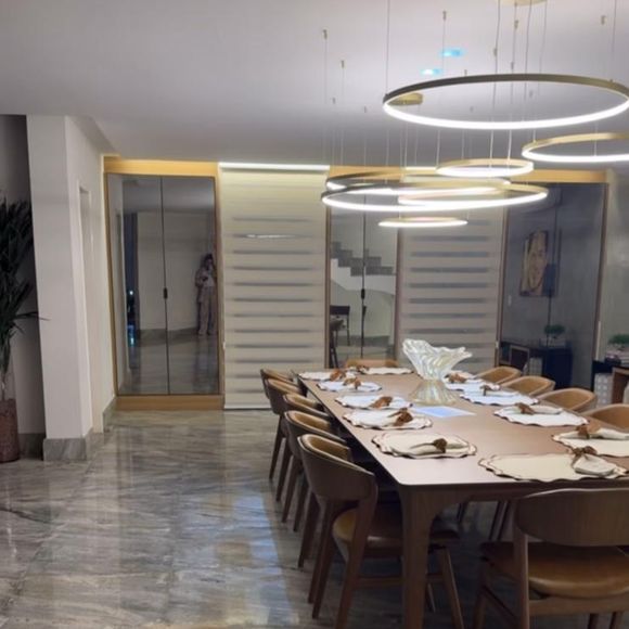 Mãe de Zé Felipe, Poliana Rocha publicou a decoração de sua sala nos stories, além de mostrar um jogo de louças que ganhou.