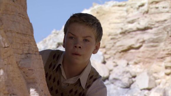 No longa lançado em 2010, Will Poulter ainda tinha aparência de adolescente e um corpo magro, que anos depois mudaram completamente