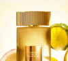 A abertura do Eau de Soleil Blanc reúne bergamota, limão, lima, laranja amarga, flor de laranjeira e neroli, enquanto o acorde de pistache acrescenta um toque torrado e apimentado