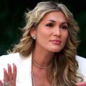 'Se for a hora, entrego a minha vida...': Lívia Andrade relata emoção e desespero ao passar por pane em avião que quase virou acidente fatal