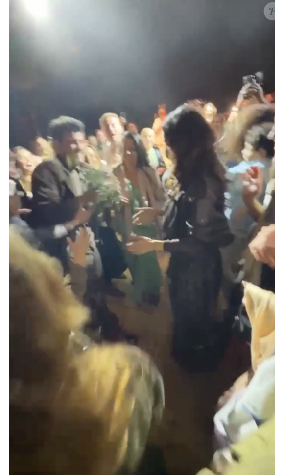 Para internautas, o homem tomou o buquê da mão de Bruna Marquezine