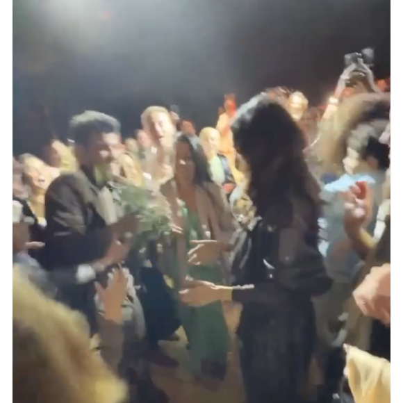 Para internautas, o homem tomou o buquê da mão de Bruna Marquezine