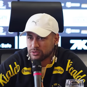 Neymar participou de uma coletiva de imprensa surpresa no Santos, no último domingo (29).
