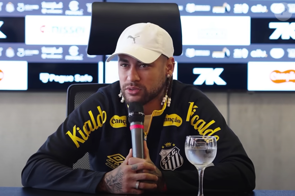 Neymar participou de uma coletiva de imprensa surpresa no Santos, no último domingo (29).