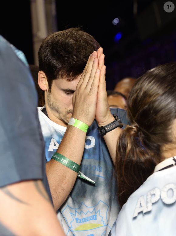 Nicolas Prattes foi fotografado enquanto rezava, assim que a esposa entrou na avenida