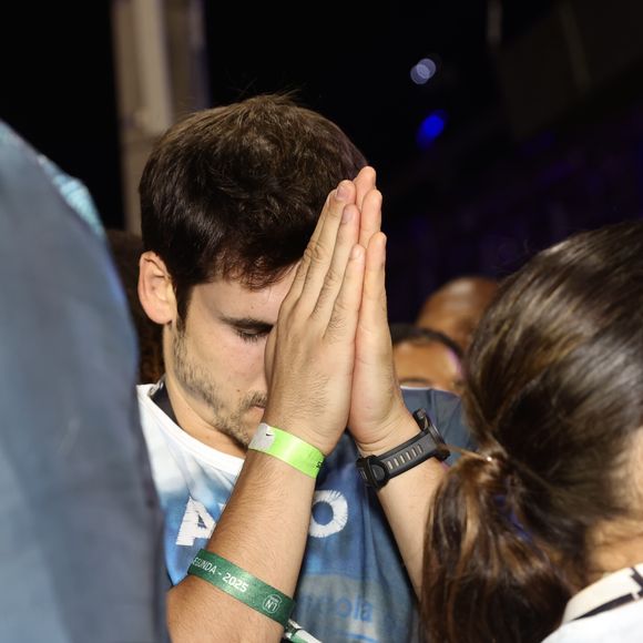 Nicolas Prattes foi fotografado enquanto rezava, assim que a esposa entrou na avenida