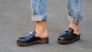 O clog está em alta! Veja como usar com tudo que você já tem no armário