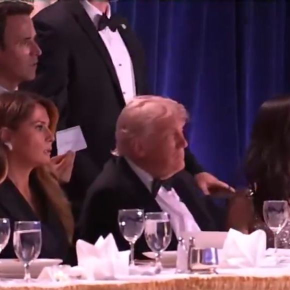 Donald Trump é retirado às pressas após tiros interromperem jantar com jornalistas em Washington