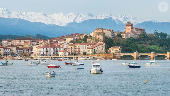 San Vicente de la Barquera possui um dos portos pesqueiros mais pitorescos da região, além de atrações turísticas como a praia de Merón, o castelo medieval e a Igreja de Santa María de los Ángeles