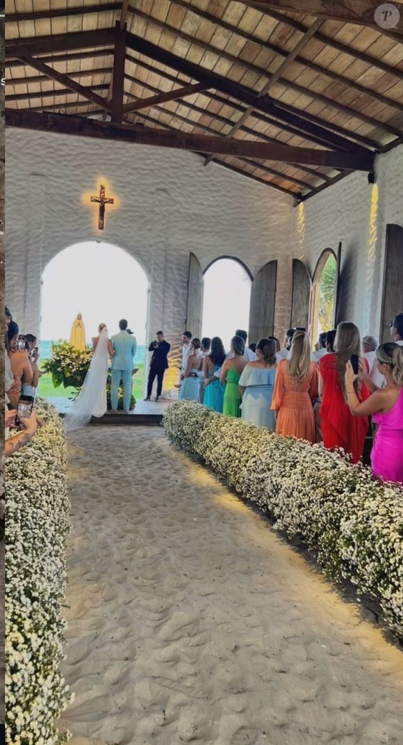 Vestido de Renata Kuerten tem corte minimalista e caimento fluido que acompanha as curvas do corpo, além de um super decote nas costas