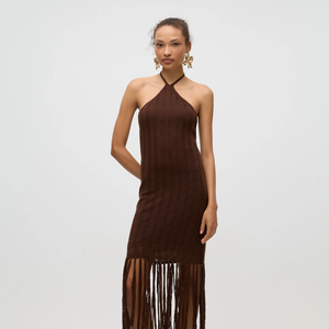 Vestido em Tricô Sem Manga com Franja na Barra, por R$ 125,90: O vestido une conforto, caimento elegante e movimento, ideal para quem quer praticidade sem perder o estilo
