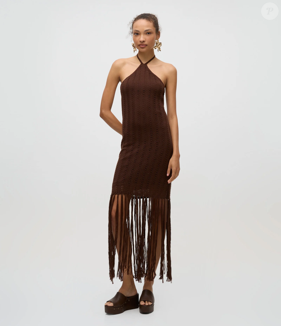 Vestido em Tricô Sem Manga com Franja na Barra, por R$ 125,90: O vestido une conforto, caimento elegante e movimento, ideal para quem quer praticidade sem perder o estilo