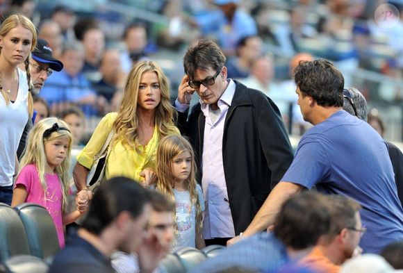 Charlie Sheen tem duas filhas com a atriz Denise Richards, sua ex-mulher