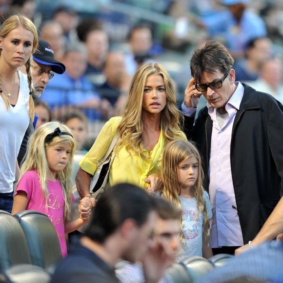 Charlie Sheen tem duas filhas com a atriz Denise Richards, sua ex-mulher